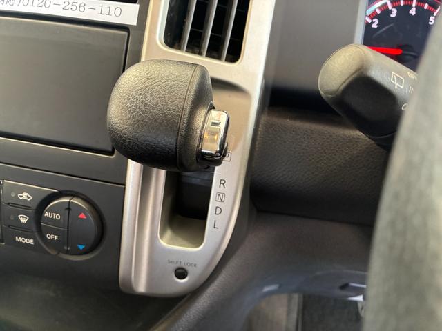 セレナ ハイウェイスター　Ｖセレクション　ＥＴＣ　ナビ　両側電動スライドドア　オートライト　ＨＩＤ　スマートキー　電格ミラー　３列シート　ウォークスルー　ＣＶＴ　アルミホイール　ＤＶＤ再生　盗難防止システム　衝突安全ボディ　ＡＢＳ　レンタＵＰ（9枚目）