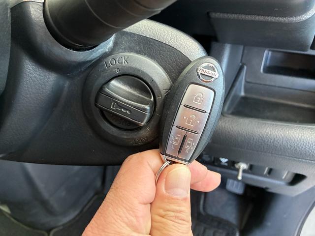 セレナ ハイウェイスター　Ｖセレクション　ＥＴＣ　ナビ　両側電動スライドドア　オートライト　ＨＩＤ　スマートキー　電格ミラー　３列シート　ウォークスルー　ＣＶＴ　アルミホイール　ＤＶＤ再生　盗難防止システム　衝突安全ボディ　ＡＢＳ　レンタＵＰ（10枚目）