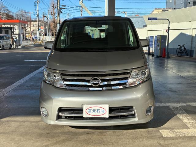 セレナ ハイウェイスター　Ｖセレクション　ＥＴＣ　ナビ　両側電動スライドドア　オートライト　ＨＩＤ　スマートキー　電格ミラー　３列シート　ウォークスルー　ＣＶＴ　アルミホイール　ＤＶＤ再生　盗難防止システム　衝突安全ボディ　ＡＢＳ　レンタＵＰ（12枚目）