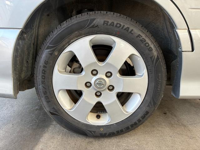 セレナ ハイウェイスター　Ｖセレクション　ＥＴＣ　ナビ　両側電動スライドドア　オートライト　ＨＩＤ　スマートキー　電格ミラー　３列シート　ウォークスルー　ＣＶＴ　アルミホイール　ＤＶＤ再生　盗難防止システム　衝突安全ボディ　ＡＢＳ　レンタＵＰ（20枚目）