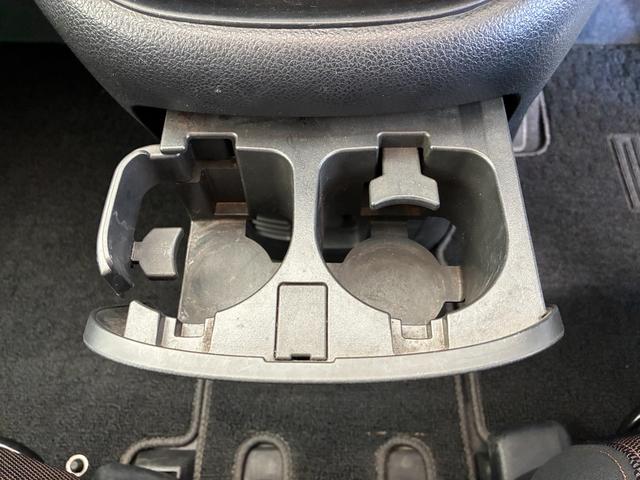 セレナ ハイウェイスター　Ｖセレクション　ＥＴＣ　ナビ　両側電動スライドドア　オートライト　ＨＩＤ　スマートキー　電格ミラー　３列シート　ウォークスルー　ＣＶＴ　アルミホイール　ＤＶＤ再生　盗難防止システム　衝突安全ボディ　ＡＢＳ　レンタＵＰ（22枚目）