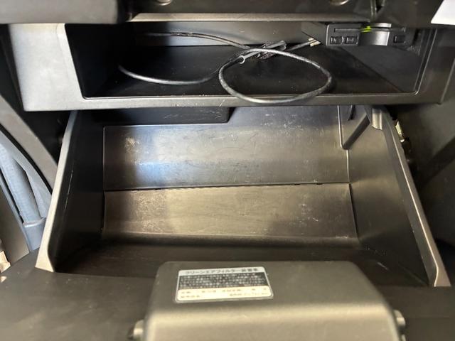 セレナ ハイウェイスター　Ｖセレクション　ＥＴＣ　ナビ　両側電動スライドドア　オートライト　ＨＩＤ　スマートキー　電格ミラー　３列シート　ウォークスルー　ＣＶＴ　アルミホイール　ＤＶＤ再生　盗難防止システム　衝突安全ボディ　ＡＢＳ　レンタＵＰ（29枚目）