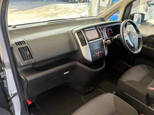 セレナ ハイウェイスター　Ｖセレクション　ＥＴＣ　ナビ　両側電動スライドドア　オートライト　ＨＩＤ　スマートキー　電格ミラー　３列シート　ウォークスルー　ＣＶＴ　アルミホイール　ＤＶＤ再生　盗難防止システム　衝突安全ボディ　ＡＢＳ　レンタＵＰ（30枚目）