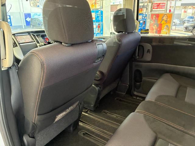 セレナ ハイウェイスター　Ｖセレクション　ＥＴＣ　ナビ　両側電動スライドドア　オートライト　ＨＩＤ　スマートキー　電格ミラー　３列シート　ウォークスルー　ＣＶＴ　アルミホイール　ＤＶＤ再生　盗難防止システム　衝突安全ボディ　ＡＢＳ　レンタＵＰ（34枚目）
