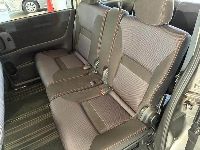 セレナ ハイウェイスター　Ｖセレクション　ＥＴＣ　ナビ　両側電動スライドドア　オートライト　ＨＩＤ　スマートキー　電格ミラー　３列シート　ウォークスルー　ＣＶＴ　アルミホイール　ＤＶＤ再生　盗難防止システム　衝突安全ボディ　ＡＢＳ　レンタＵＰ（35枚目）