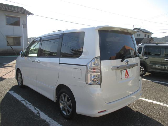 ヴォクシー ＺＳ　煌ＩＩ　ワンオーナー禁煙車　純正ナビ　バックカメラ　カードキ－　プッシュスタ－トボタン　両側パワ－スライドドア　ＨＩＤヘッドライト　アルミホイール　フロントフォグランプ（7枚目）