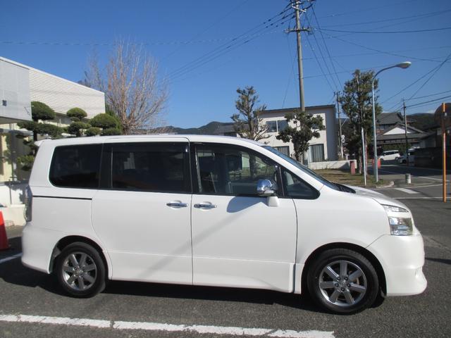 ヴォクシー ＺＳ　煌ＩＩ　ワンオーナー禁煙車　純正ナビ　バックカメラ　カードキ－　プッシュスタ－トボタン　両側パワ－スライドドア　ＨＩＤヘッドライト　アルミホイール　フロントフォグランプ（8枚目）