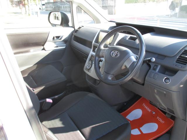 ヴォクシー ＺＳ　煌ＩＩ　ワンオーナー禁煙車　純正ナビ　バックカメラ　カードキ－　プッシュスタ－トボタン　両側パワ－スライドドア　ＨＩＤヘッドライト　アルミホイール　フロントフォグランプ（10枚目）