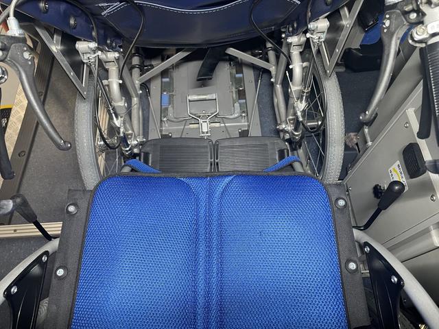 福祉車両・電動リヤリフター・3台積10人乗・走行70千K・禁煙車ワンオーナー・左オートステップ・左スライドドア・PVガラス・キーレス・スペア2本・車イス未使用時健常者9人乗カノウ・福祉装置点検清掃注油(25枚目)
