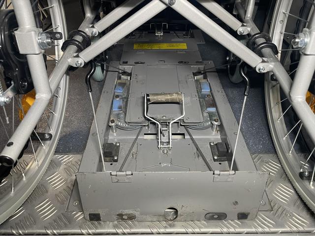 福祉車両・電動リヤリフター・3台積10人乗・走行70千K・禁煙車ワンオーナー・左オートステップ・左スライドドア・PVガラス・キーレス・スペア2本・車イス未使用時健常者9人乗カノウ・福祉装置点検清掃注油(26枚目)