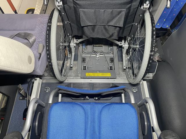 福祉車両・電動リヤリフター・3台積10人乗・走行70千K・禁煙車ワンオーナー・左オートステップ・左スライドドア・PVガラス・キーレス・スペア2本・車イス未使用時健常者9人乗カノウ・福祉装置点検清掃注油(30枚目)