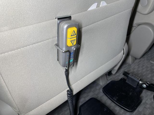 ノア 　福祉車両・サイドリフトアップ脱着シート電動式・７人乗・４ＷＤ・走行５９千Ｋ・ＥＴＣ・脱着シート電動車イスタイプ・折り畳み車イス固定ベルト・左側電動スライドドア・キーレス・純正ＨＩＤ（18枚目）