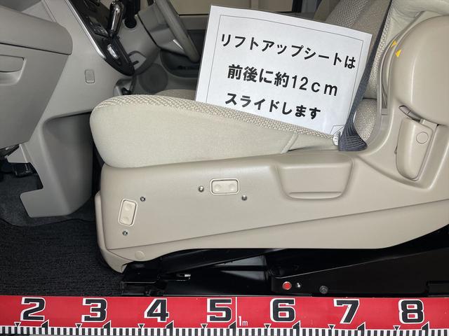 　福祉車両・助手席リフトＵＰシート・４人乗・走行１７千Ｋ・リモコン有・左電動スライドドア・純正ナビ・フルセグＴＶ・折り畳み車イス固定ベルト・右側ＳＤイージークローザー付・スマートキー・プッシュスタート(11枚目)