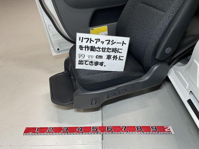 シエンタ 　福祉車両・助手席リフトＵＰシート・７人乗・Ａタイプ・リモコン・折り畳み車イス固定ベルト・左電動スライドドア・右ＳＤイージークローザー付・キーレス・純正ＨＩＤヘッドライト・禁煙車・ＰＶガラス・純正アルミ（7枚目）