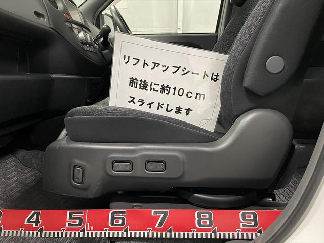 シエンタ 　福祉車両・助手席リフトＵＰシート・７人乗・Ａタイプ・リモコン・折り畳み車イス固定ベルト・左電動スライドドア・右ＳＤイージークローザー付・キーレス・純正ＨＩＤヘッドライト・禁煙車・ＰＶガラス・純正アルミ（9枚目）