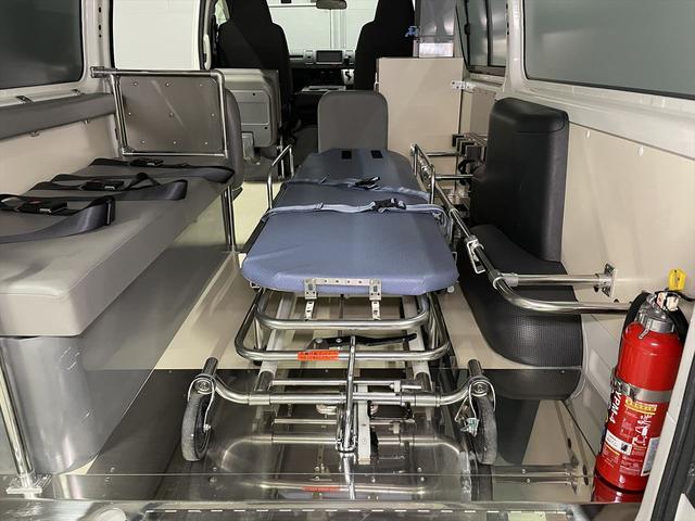 ハイエースバン 　福祉車両・患者ゆそう・民間救急仕様・車椅子乗車不可・９人乗・走行４６千Ｋ・ストレッチャー付・ナビ・ＴＶ・Ｂカメラ・ＥＴＣ・ワンオーナー・点滴フック・酸素ボンベ固定具・消化器・左ＳＤイージークローザー付（11枚目）