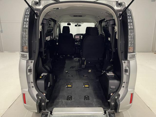 ヴォクシー 福祉車両・手動スロープ・2台積・7人乗・走行41千K・タイプ1・ナビ・TV・Bカメラ・左電動スライドドア・ドラレコ・ニールダウン・前後車椅子後退防止ベルト・電動車イス固定装置・左右SD昇降ぐち手すり付(3枚目)