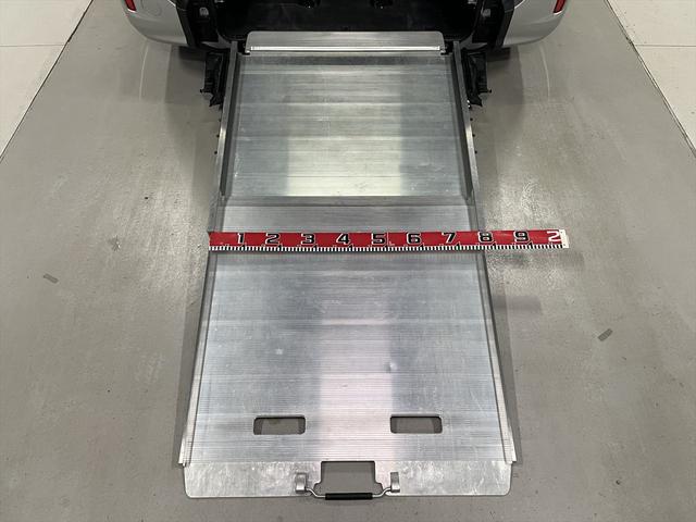 ヴォクシー 福祉車両・手動スロープ・2台積・7人乗・走行41千K・タイプ1・ナビ・TV・Bカメラ・左電動スライドドア・ドラレコ・ニールダウン・前後車椅子後退防止ベルト・電動車イス固定装置・左右SD昇降ぐち手すり付(7枚目)