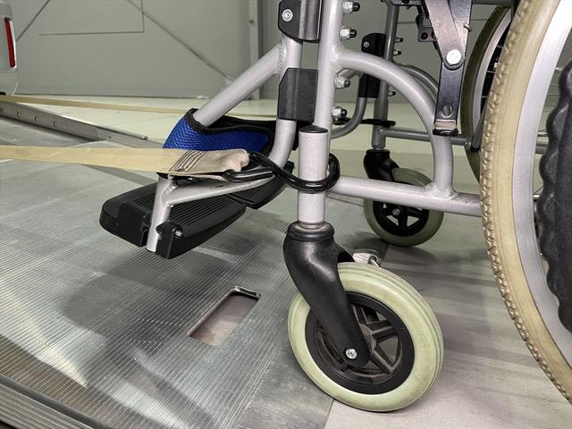 ヴォクシー 福祉車両・手動スロープ・2台積・7人乗・走行41千K・タイプ1・ナビ・TV・Bカメラ・左電動スライドドア・ドラレコ・ニールダウン・前後車椅子後退防止ベルト・電動車イス固定装置・左右SD昇降ぐち手すり付(9枚目)