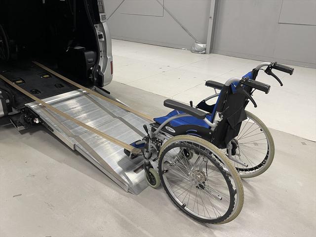 ヴォクシー 福祉車両・手動スロープ・2台積・7人乗・走行41千K・タイプ1・ナビ・TV・Bカメラ・左電動スライドドア・ドラレコ・ニールダウン・前後車椅子後退防止ベルト・電動車イス固定装置・左右SD昇降ぐち手すり付(11枚目)