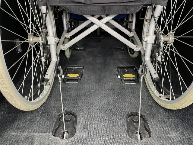 ヴォクシー 福祉車両・手動スロープ・2台積・7人乗・走行41千K・タイプ1・ナビ・TV・Bカメラ・左電動スライドドア・ドラレコ・ニールダウン・前後車椅子後退防止ベルト・電動車イス固定装置・左右SD昇降ぐち手すり付(19枚目)