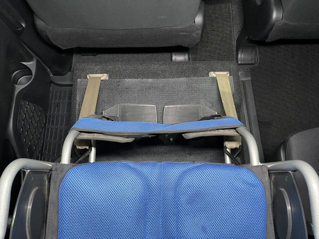 ヴォクシー 福祉車両・手動スロープ・2台積・7人乗・走行41千K・タイプ1・ナビ・TV・Bカメラ・左電動スライドドア・ドラレコ・ニールダウン・前後車椅子後退防止ベルト・電動車イス固定装置・左右SD昇降ぐち手すり付(23枚目)