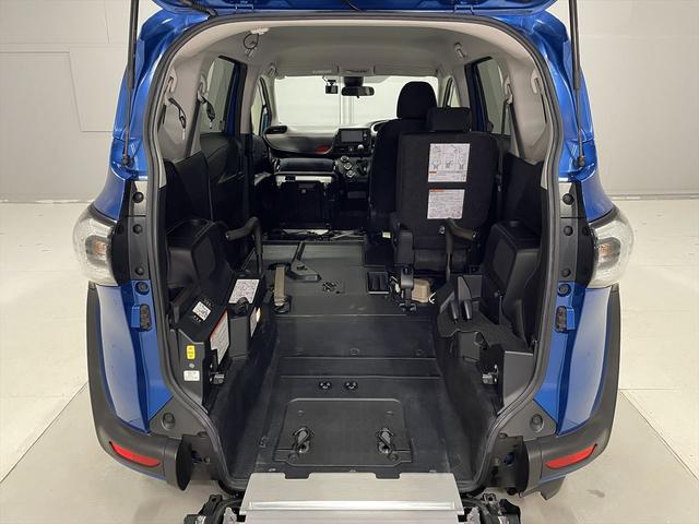 シエンタ 　１．５Ｘ　福祉車両・手動スロープ・１台積・４人乗・走行５８千Ｋ・タイプ２・ストレッチャー乗車カノウ・１．５列目仕様・リクライニングバギータイプ車椅子乗車カノウ・トヨタセーフティセンス・左電動ＳＤ（3枚目）