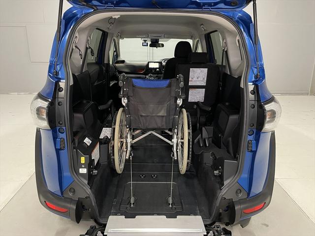 シエンタ 　１．５Ｘ　福祉車両・手動スロープ・１台積・４人乗・走行５８千Ｋ・タイプ２・ストレッチャー乗車カノウ・１．５列目仕様・リクライニングバギータイプ車椅子乗車カノウ・トヨタセーフティセンス・左電動ＳＤ（5枚目）