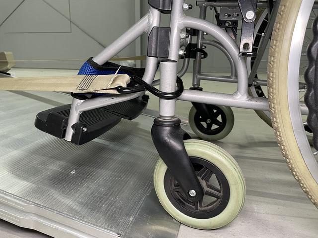 シエンタ 　１．５Ｘ　福祉車両・手動スロープ・１台積・４人乗・走行５８千Ｋ・タイプ２・ストレッチャー乗車カノウ・１．５列目仕様・リクライニングバギータイプ車椅子乗車カノウ・トヨタセーフティセンス・左電動ＳＤ（11枚目）