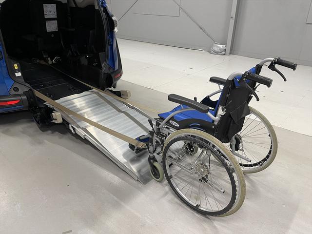シエンタ 　１．５Ｘ　福祉車両・手動スロープ・１台積・４人乗・走行５８千Ｋ・タイプ２・ストレッチャー乗車カノウ・１．５列目仕様・リクライニングバギータイプ車椅子乗車カノウ・トヨタセーフティセンス・左電動ＳＤ（13枚目）