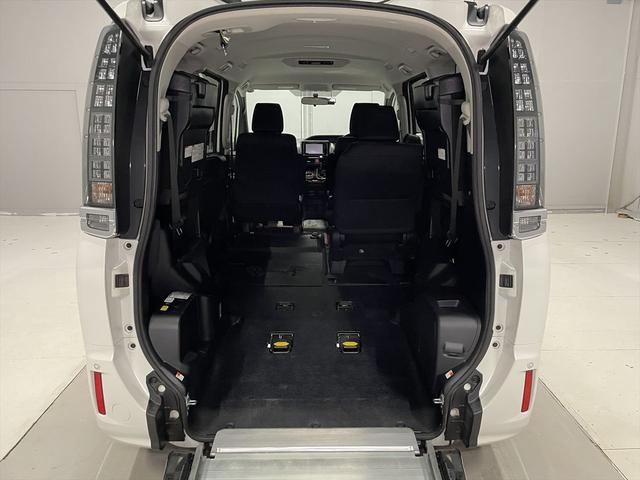 ヴォクシー 　ＺＳ　福祉車両・手動スロープ・１台積・７人乗・走行５１千Ｋ・タイプ１・２列目車椅子乗車・ＴＶ・ナビ・Ｂカメラ・左右電動スライドドア・ニールダウン・電動ウィンチセカンド・無線ウィンチリモコン・ＥＴＣ（3枚目）