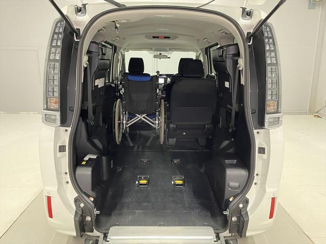 ヴォクシー 　ＺＳ　福祉車両・手動スロープ・１台積・７人乗・走行５１千Ｋ・タイプ１・２列目車椅子乗車・ＴＶ・ナビ・Ｂカメラ・左右電動スライドドア・ニールダウン・電動ウィンチセカンド・無線ウィンチリモコン・ＥＴＣ（5枚目）