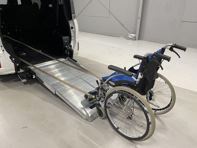 ヴォクシー 　ＺＳ　福祉車両・手動スロープ・１台積・７人乗・走行５１千Ｋ・タイプ１・２列目車椅子乗車・ＴＶ・ナビ・Ｂカメラ・左右電動スライドドア・ニールダウン・電動ウィンチセカンド・無線ウィンチリモコン・ＥＴＣ（7枚目）