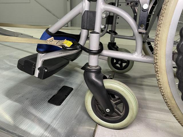 ヴォクシー 　ＺＳ　福祉車両・手動スロープ・１台積・７人乗・走行５１千Ｋ・タイプ１・２列目車椅子乗車・ＴＶ・ナビ・Ｂカメラ・左右電動スライドドア・ニールダウン・電動ウィンチセカンド・無線ウィンチリモコン・ＥＴＣ（9枚目）