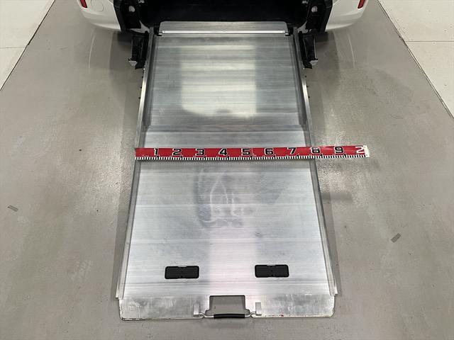 ヴォクシー 　ＺＳ　福祉車両・手動スロープ・１台積・７人乗・走行５１千Ｋ・タイプ１・２列目車椅子乗車・ＴＶ・ナビ・Ｂカメラ・左右電動スライドドア・ニールダウン・電動ウィンチセカンド・無線ウィンチリモコン・ＥＴＣ（11枚目）