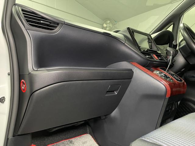 ヴォクシー 　ＺＳ　福祉車両・手動スロープ・１台積・７人乗・走行５１千Ｋ・タイプ１・２列目車椅子乗車・ＴＶ・ナビ・Ｂカメラ・左右電動スライドドア・ニールダウン・電動ウィンチセカンド・無線ウィンチリモコン・ＥＴＣ（31枚目）