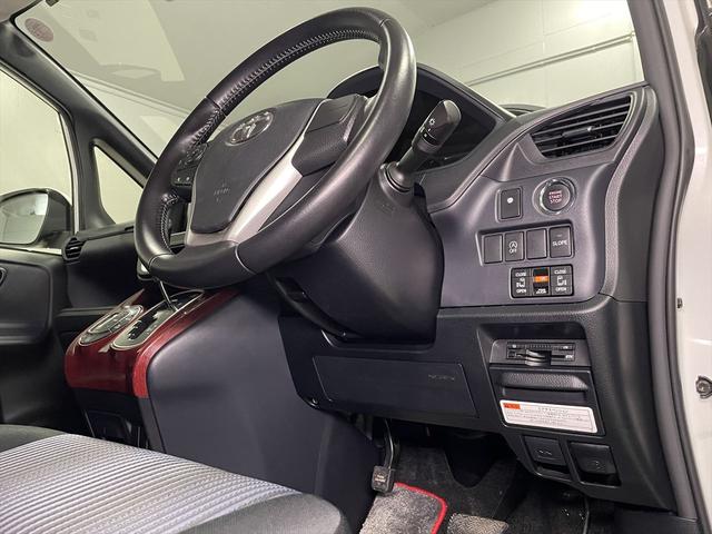 ヴォクシー 　ＺＳ　福祉車両・手動スロープ・１台積・７人乗・走行５１千Ｋ・タイプ１・２列目車椅子乗車・ＴＶ・ナビ・Ｂカメラ・左右電動スライドドア・ニールダウン・電動ウィンチセカンド・無線ウィンチリモコン・ＥＴＣ（32枚目）