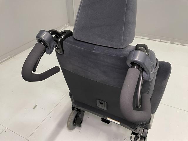 ヴェルファイア 福祉車両・後席脱着リフトUPシート・7人乗・走行21千K・4WD・左電動スライドドア・電動脱着車椅子シート・後席フリップダウンモニター・TV・ナビ・Bカメラ・プッシュスタート・スマートキー・ETC(7枚目)