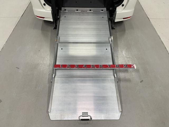 セレナ ハイウェイスター 福祉車両・手動スロープ・1台積・7人乗・S-HV・車イス2列目乗車仕様・リクライニング車イス乗車カノウ・ナビ・TV・インテリキー・プッシュスタート・ニールダウン・電動ウィンチセカンド(7枚目)