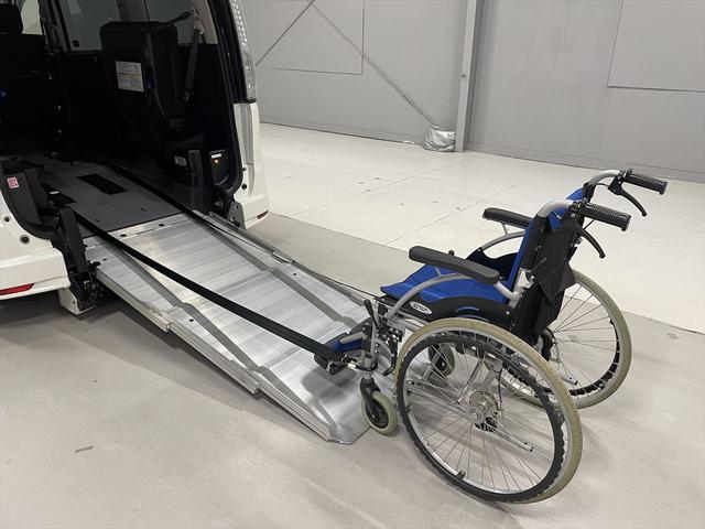 セレナ ハイウェイスター 福祉車両・手動スロープ・1台積・7人乗・S-HV・車イス2列目乗車仕様・リクライニング車イス乗車カノウ・ナビ・TV・インテリキー・プッシュスタート・ニールダウン・電動ウィンチセカンド(9枚目)