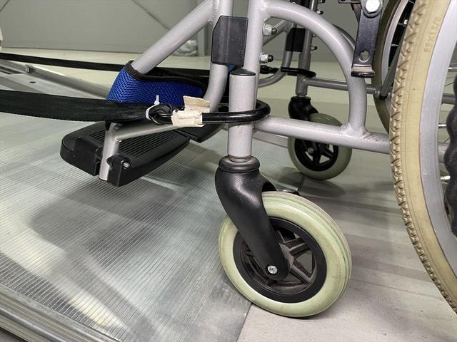 セレナ ハイウェイスター 福祉車両・手動スロープ・1台積・7人乗・S-HV・車イス2列目乗車仕様・リクライニング車イス乗車カノウ・ナビ・TV・インテリキー・プッシュスタート・ニールダウン・電動ウィンチセカンド(11枚目)