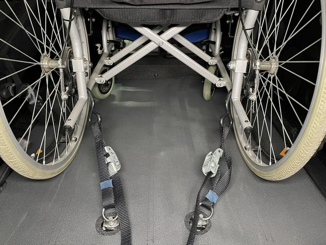 セレナ ハイウェイスター 福祉車両・手動スロープ・1台積・7人乗・S-HV・車イス2列目乗車仕様・リクライニング車イス乗車カノウ・ナビ・TV・インテリキー・プッシュスタート・ニールダウン・電動ウィンチセカンド(15枚目)