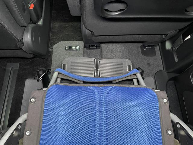 セレナ ハイウェイスター 福祉車両・手動スロープ・1台積・7人乗・S-HV・車イス2列目乗車仕様・リクライニング車イス乗車カノウ・ナビ・TV・インテリキー・プッシュスタート・ニールダウン・電動ウィンチセカンド(17枚目)