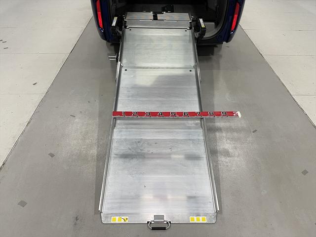 福祉装置の修理・点検も専門スタッフがサポート。遠方の方には福祉車両取扱士の資格を持つ近隣整備工場をご紹介します。（車いす固定装置、ストレッチャー対応も）