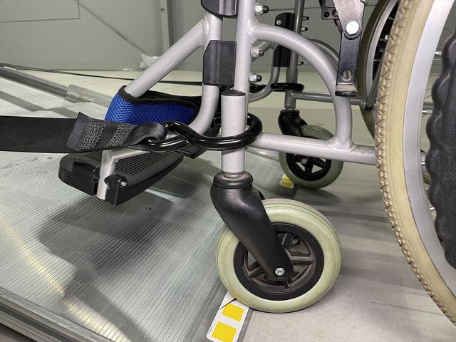 清掃には一切妥協しません。福祉装置は分解清掃を実施。全車両、車専用の業務用消臭・除菌剤を使用し、清潔な中古福祉車両をお届けします。