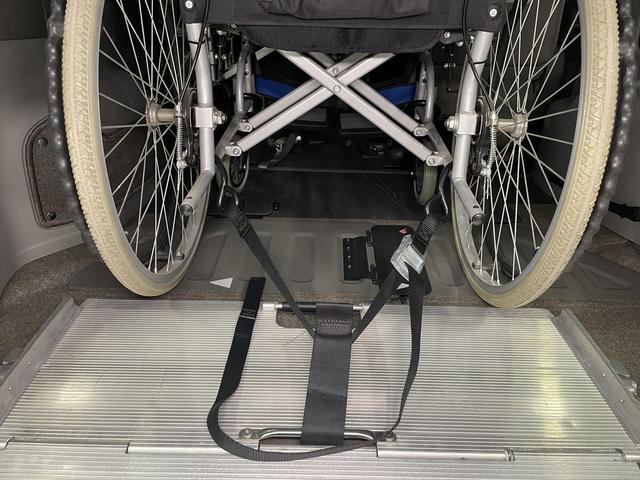 福祉車両は車イスの形状や身長、体格に合った選び方が大切です。車椅子のまま乗れる車など、お持ちの車イスを実際に乗せて試すことが可能ですので、ぜひご持参ください。