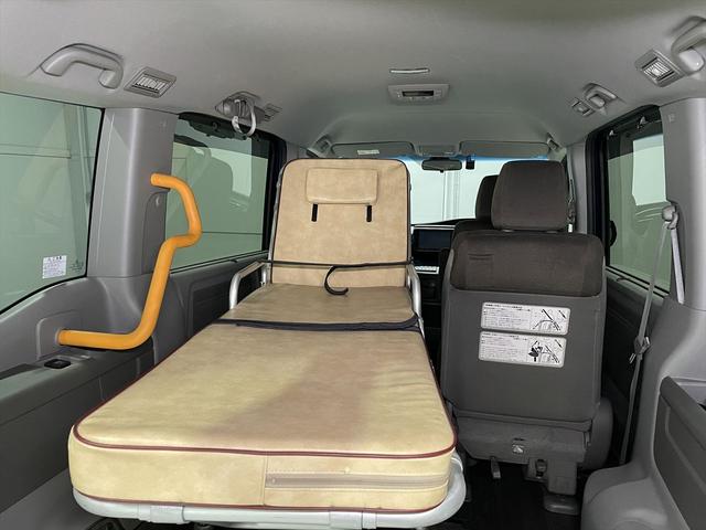 ストレッチャーを搭載できます。専用でないストレッチャーの固定に関してはスタッフにお尋ねください。※ストレッチャーは付属しておりません。