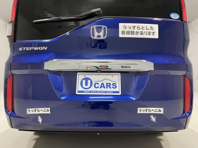 うっすらとした看板跡、うっすらへこみが数カ所あります