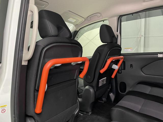 セレナ 　福祉車両・送迎仕様車・８人乗・走行３５千Ｋ・エマージェンシーブレーキシステム・左オートステップ・アシストグリップ・左電動スライドドア・プッシュスタート・インテリジェントキー・純正ＴＶ・ナビ・禁煙車（7枚目）