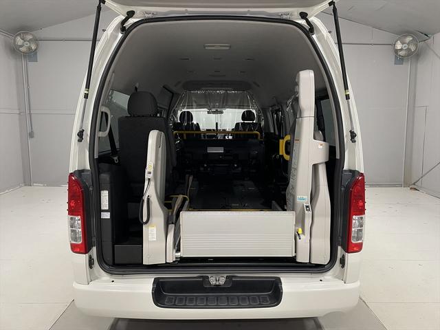 ハイエースコミューター 福祉車両・電動リフター・4台積・9人乗・走行58千K・Dタイプ・ワンオーナー・TV・ナビ・Bモニター・左オートステップ・アシストグリップ・キーレス・電動車イス固定装置4台・セカンドシート折り畳み仕様(3枚目)